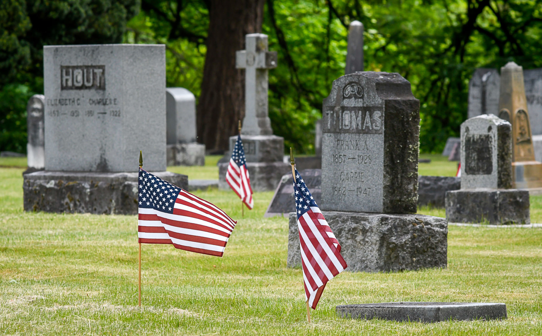 Crystal Lake Cemetery flags 01